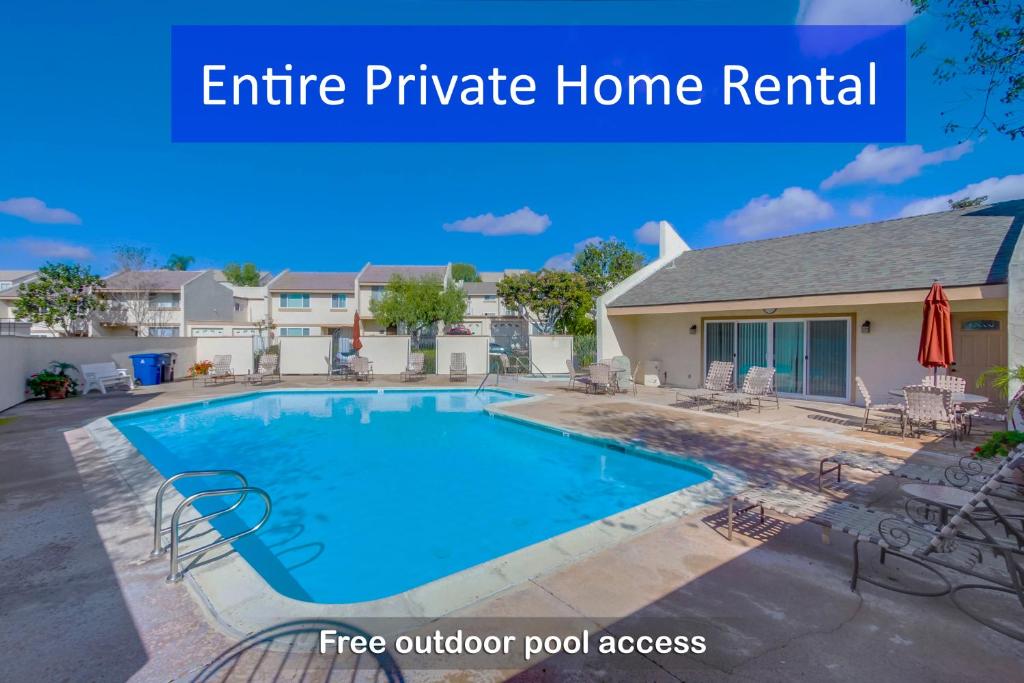 een zwembad voor een huis bij Entire Spacious 4-Bedroom House w Free Pool Access, Garage & Parking in Prime Location in San Diego