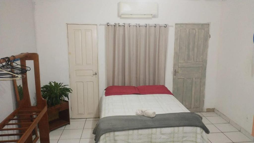 um pequeno quarto com uma cama e uma escada em Suíte próximo ao Shopping em Rio Branco