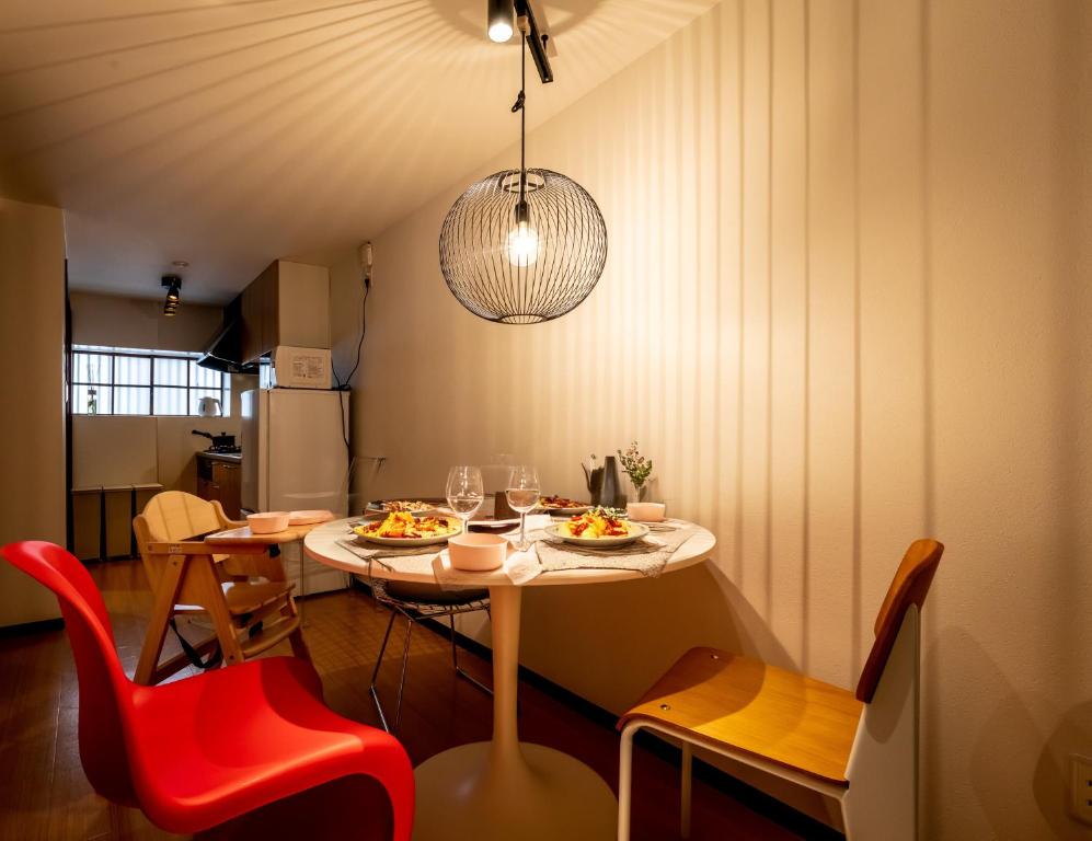 ein Zimmer mit einem Tisch und Teller mit Lebensmitteln darauf in der Unterkunft Healing Inn Osaka Fukushima in Osaka