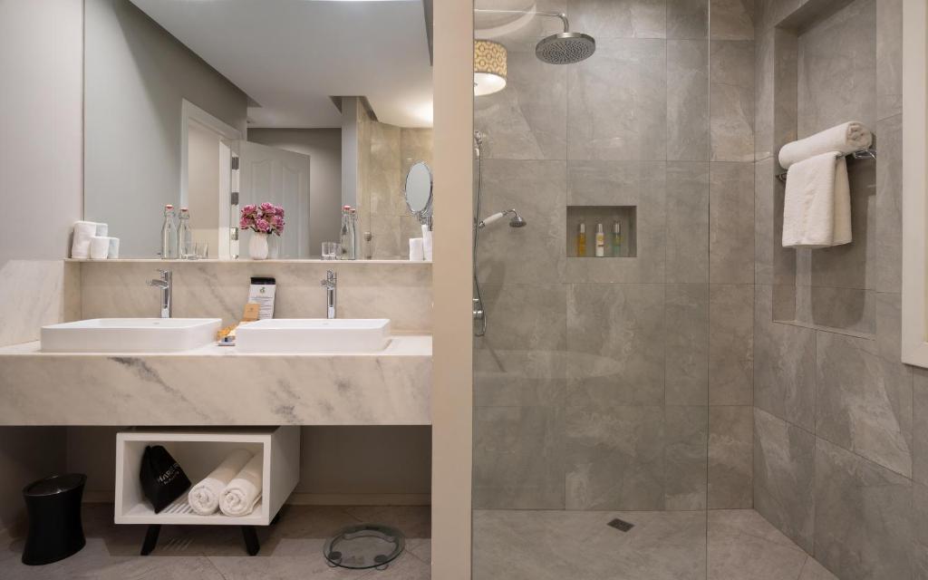 Koupelna v ubytování The Royal Family Suites by Memoire Palace Resort & Spa