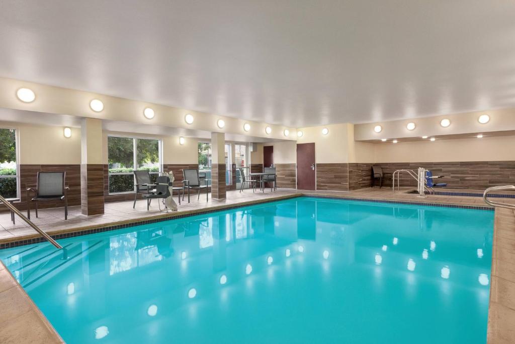 una gran piscina con agua azul en un hotel en Fairfield Inn by Marriott Visalia Sequoia, en Visalia