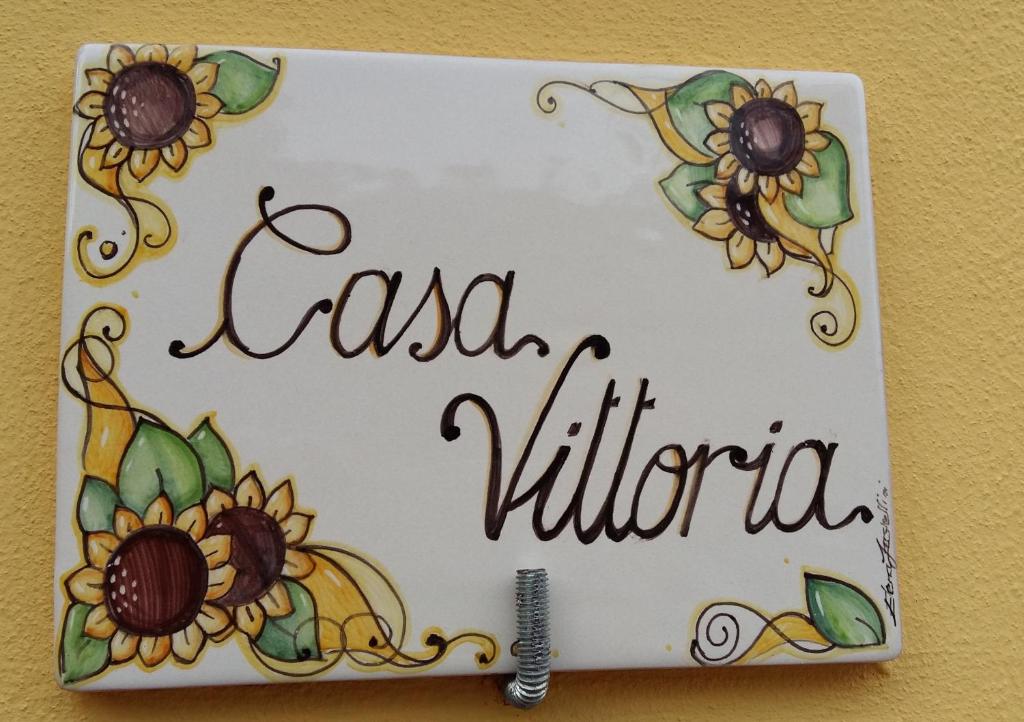 a sign with the words east villello on a wall at Casa Vittoria in Piano Delle Pieve