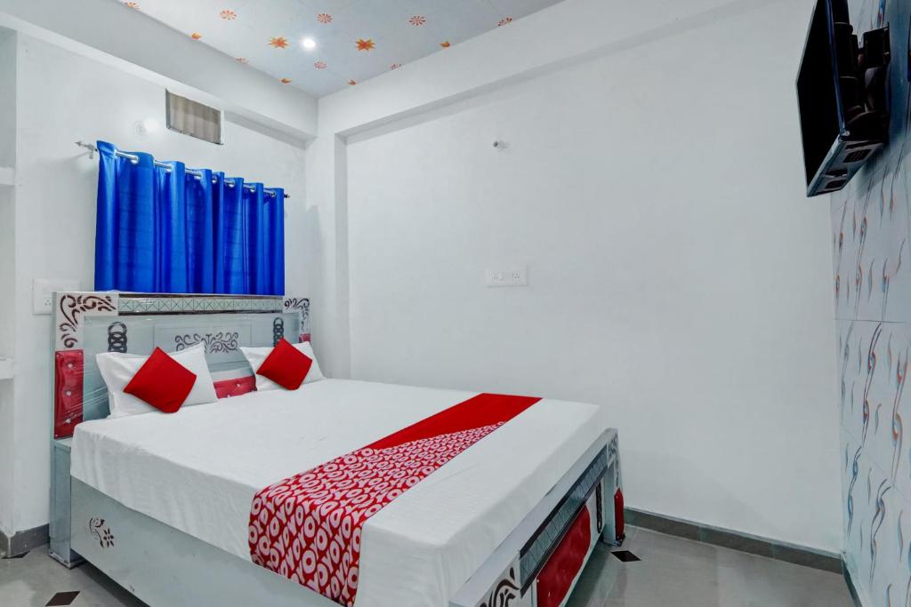 Łóżko lub łóżka w pokoju w obiekcie OYO Flagship Hotel S Square Guest House