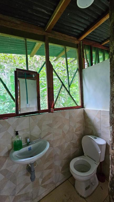 Koupelna v ubytování Cabaña en el arbol del Tacana