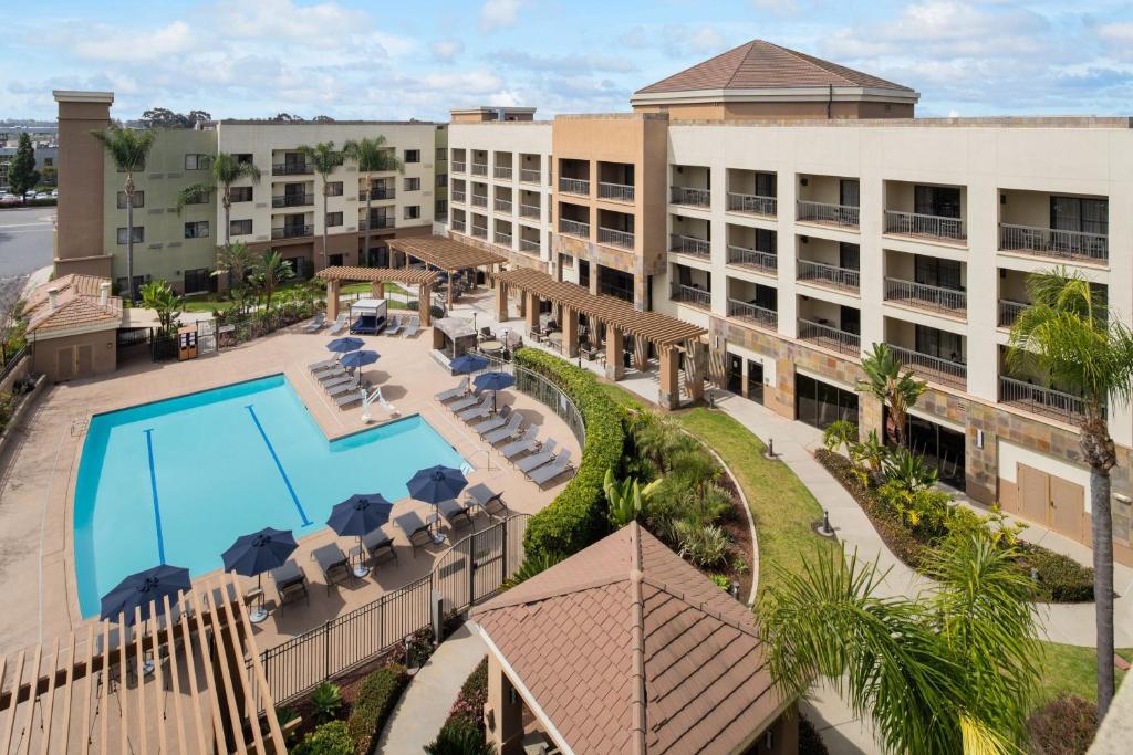 una vista aérea de un hotel con piscina en Courtyard San Diego Central, en San Diego