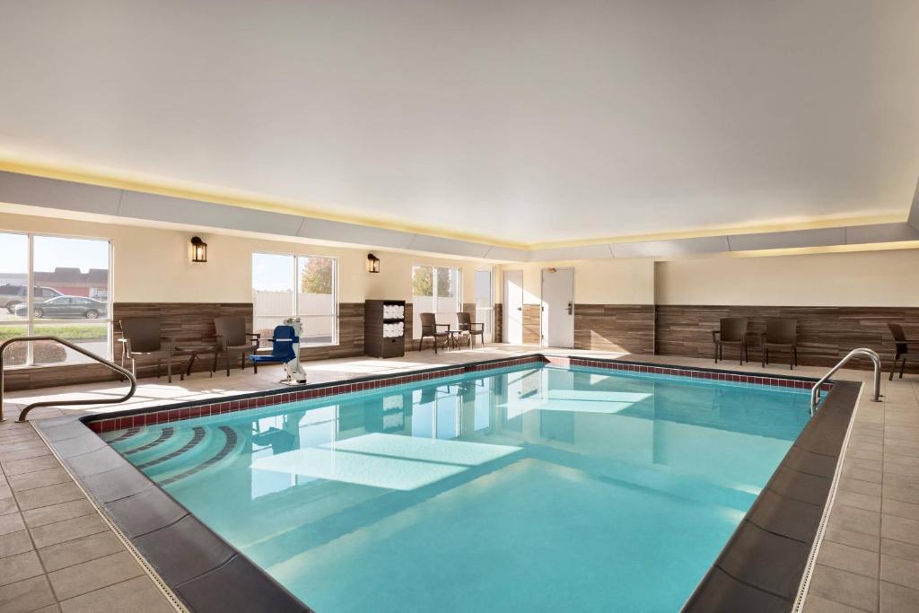 una gran piscina con agua azul en un hotel en Fairfield Inn & Suites Wheeling - St. Clairsville, OH, en Saint Clairsville