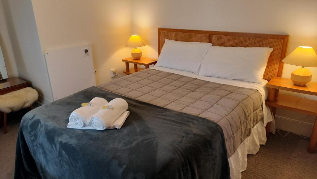 Postel nebo postele na pokoji v ubytování The Greytown Hotel