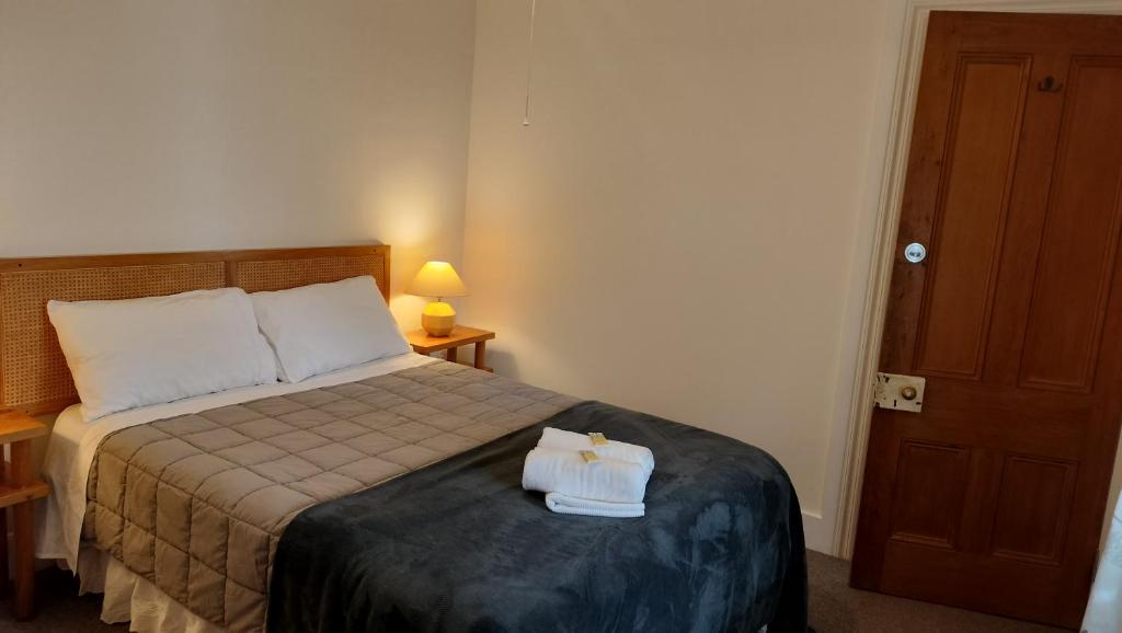 Postel nebo postele na pokoji v ubytování The Greytown Hotel