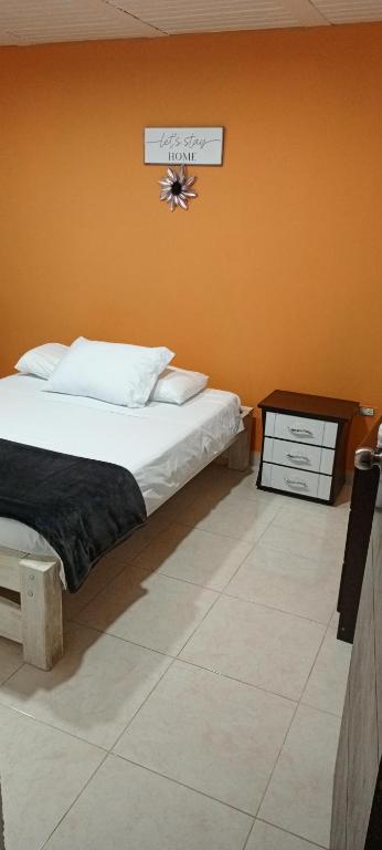 Postel nebo postele na pokoji v ubytování Casa Maral Hostal