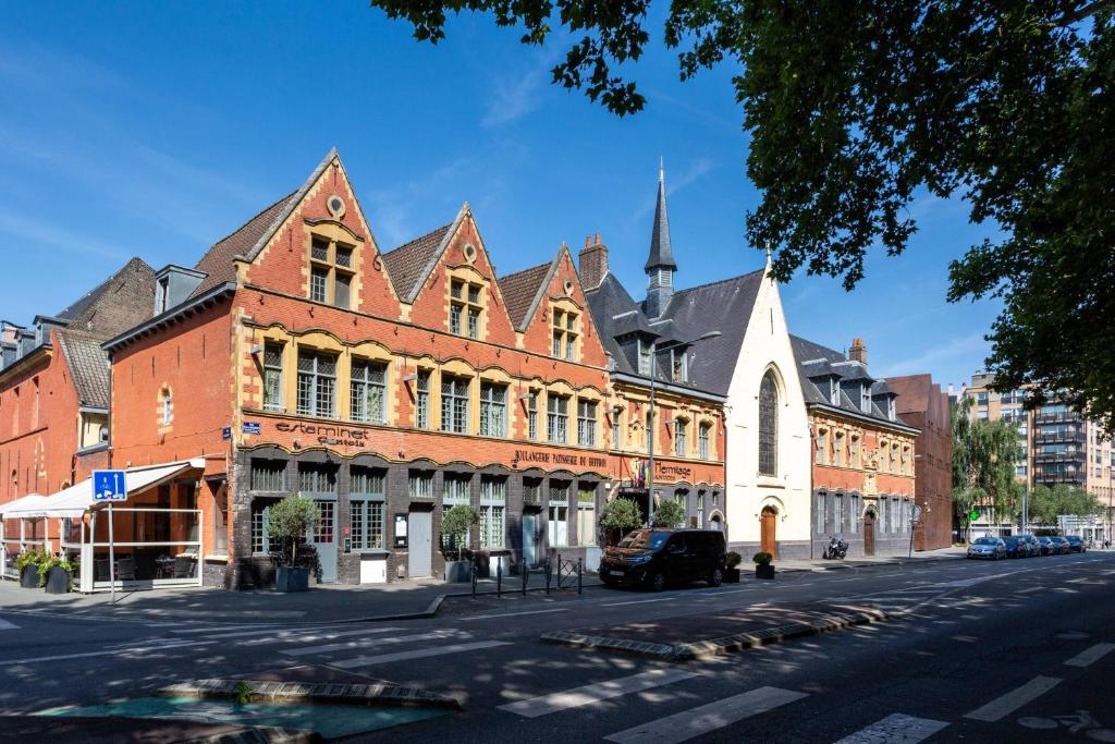 un viejo edificio en una calle en una ciudad en L'Hermitage Gantois, Autograph Collection en Lille