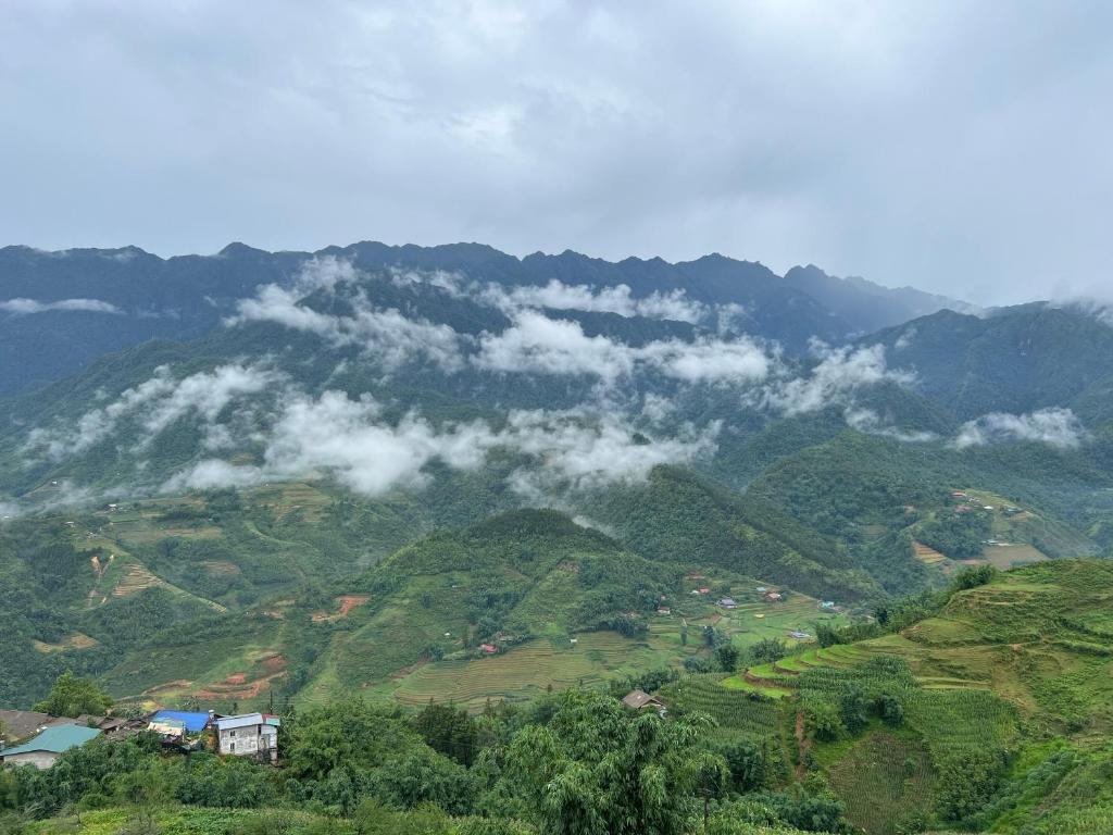 - une vue sur une montagne aux nuages dans la vallée dans l'établissement Black Hmong View hotel, à Sa Pa