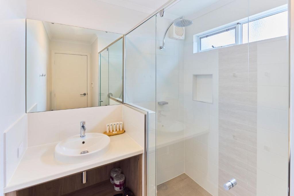 Ein Badezimmer in der Unterkunft RAC Esperance Holiday Park