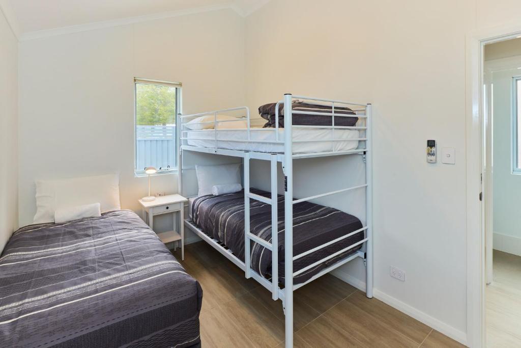 Ein Bett oder Betten in einem Zimmer der Unterkunft RAC Esperance Holiday Park
