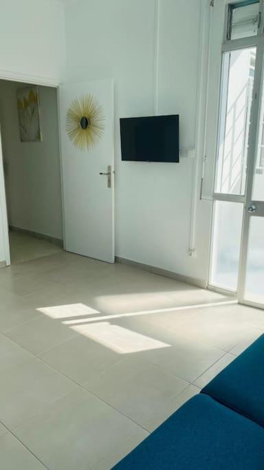 TV a/nebo společenská místnost v ubytování Le Sunshine - Au cœur du centre ville de Pointe- à- Pitre - Proche de tout avec sa grande terrasse ensoleillée