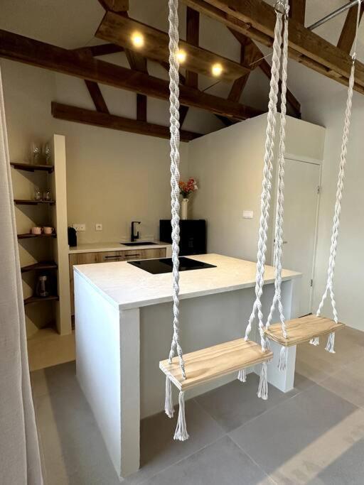 Oceanview Apartment في فيليمستاد: كرسيين متأرجحين في مطبخ مع جزيرة