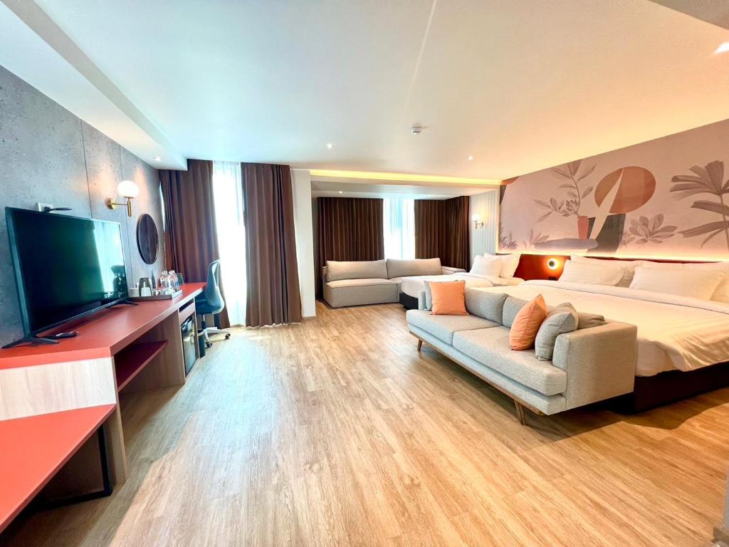 TV a/nebo společenská místnost v ubytování Buri Sriphu Hotel