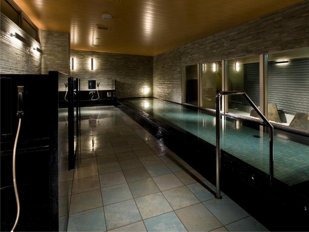 - une grande piscine dans un bâtiment avec piscine dans l'établissement Village Kyoto, à Kyoto