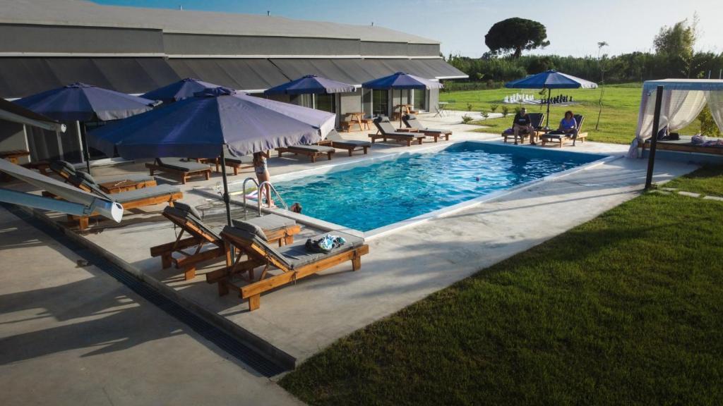 Bazén v ubytování Olympia Suites nebo v jeho okolí
