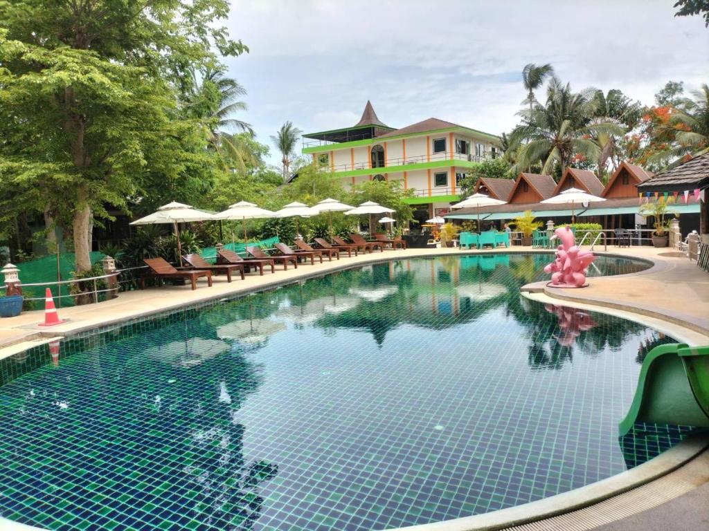 Bazén v ubytování Lotus Hostel Beach Koh Tao nebo v jeho okolí
