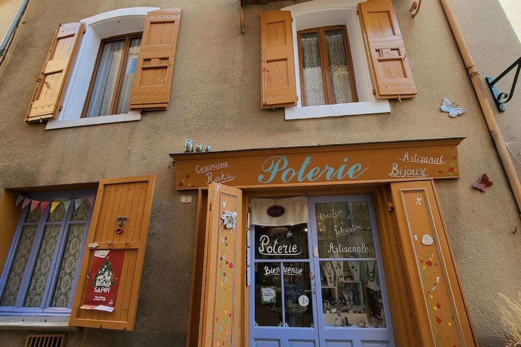 une façade de magasin avec une porte et des fenêtres dans l'établissement A l'atelier, à Valensole