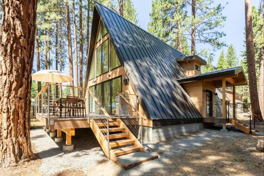 国王海滩Brand New Modern A-Frame In Kings Beach Two Blocks From The Beach的树林中的小小屋,有树