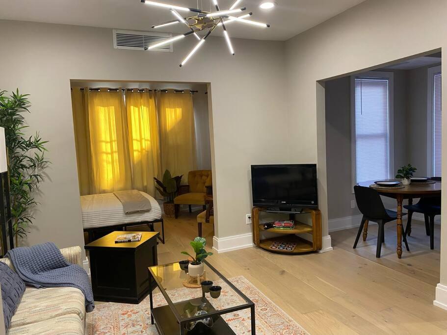 Μια τηλεόραση ή/και κέντρο ψυχαγωγίας στο New Dearborn Luxury Relax, Explore, Repeat