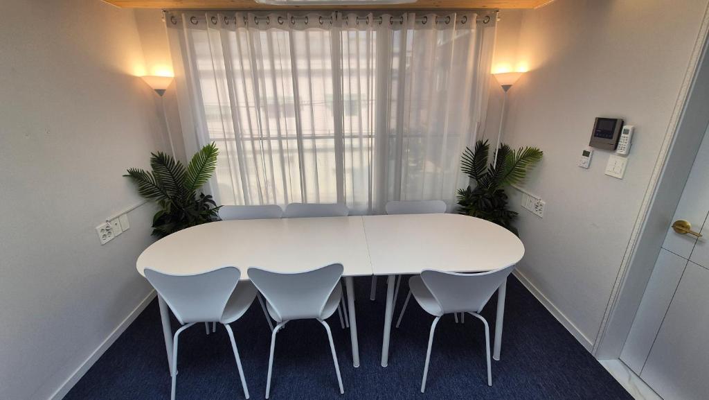 a meeting room with a white table and chairs at JW's Bukhansan Healing Stay Ill in Seoul