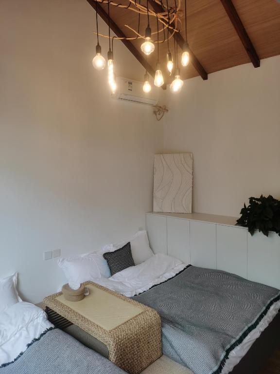 Postel nebo postele na pokoji v ubytování Gubeikou Great Wall Yunyeshu Boutique Guesthome