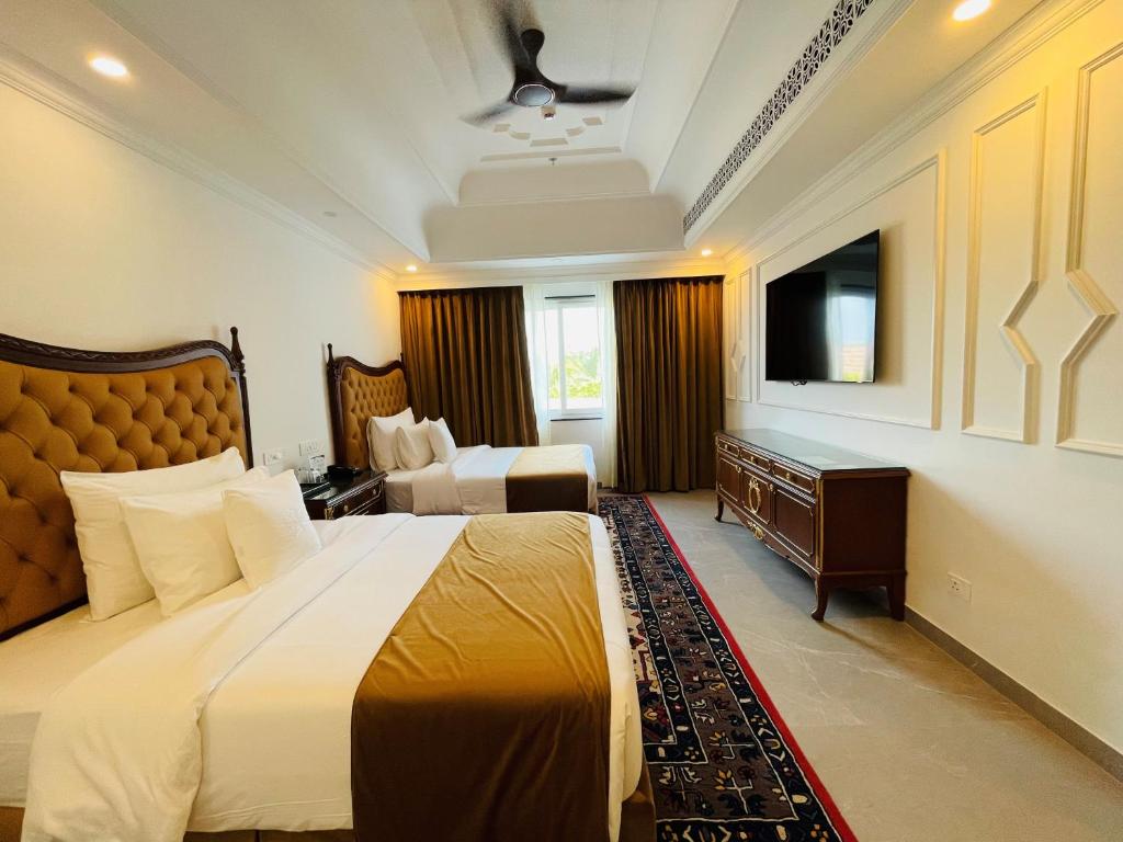 Postel nebo postele na pokoji v ubytování Mayfair Palm Beach Resort