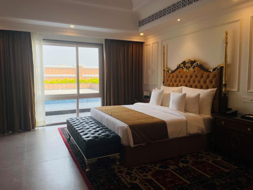 Postel nebo postele na pokoji v ubytování Mayfair Palm Beach Resort
