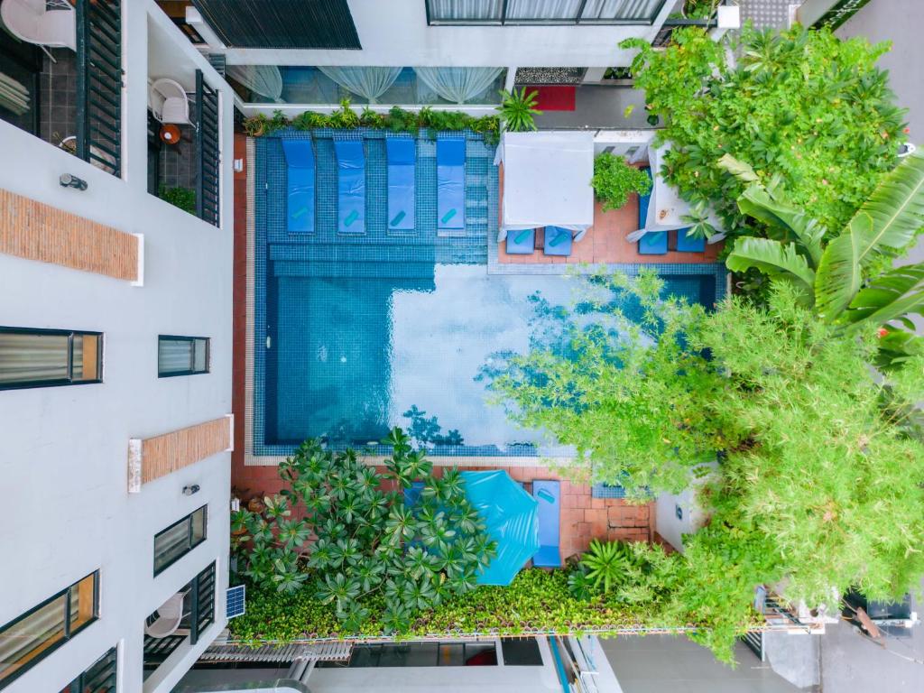 - une vue aérienne sur un bâtiment avec piscine dans l'établissement Home Chic Hotel, à Phnom Penh