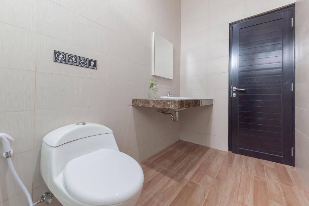 Koupelna v ubytování RedDoorz near Exit Toll Sirkuit Sentul