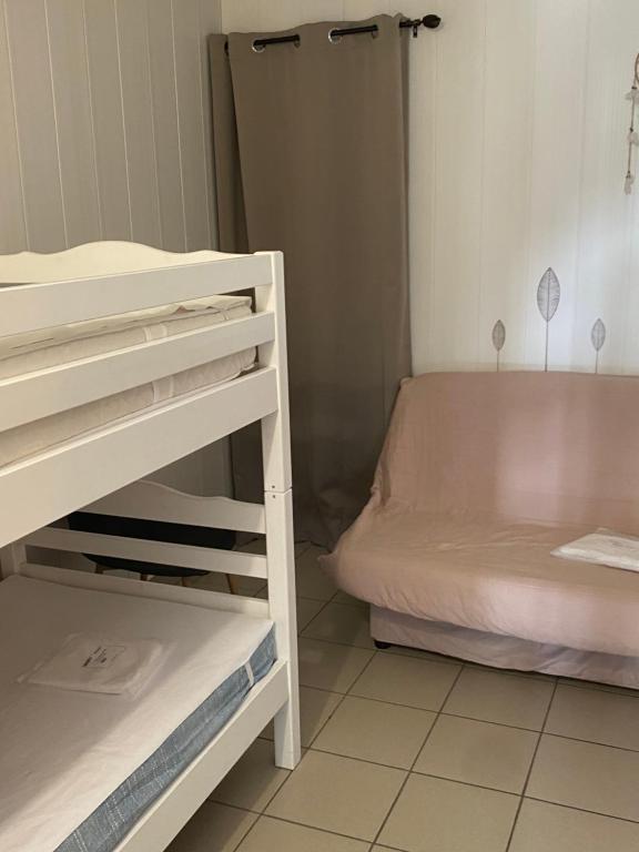 Posteľ alebo postele v izbe v ubytovaní Rez-de-chaussée à 300M de la mer commerce 150M