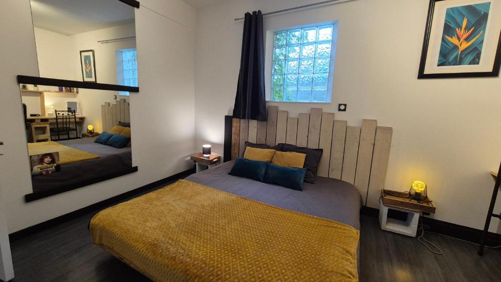 sypialnia z dużym łóżkiem i dużym lustrem w obiekcie 3 chambres et la Lune - 103m2 de charmes w mieście Châlons-en-Champagne