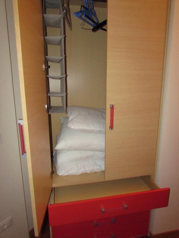 Palanda nebo palandy na pokoji v ubytování Apartment Albaré Residence