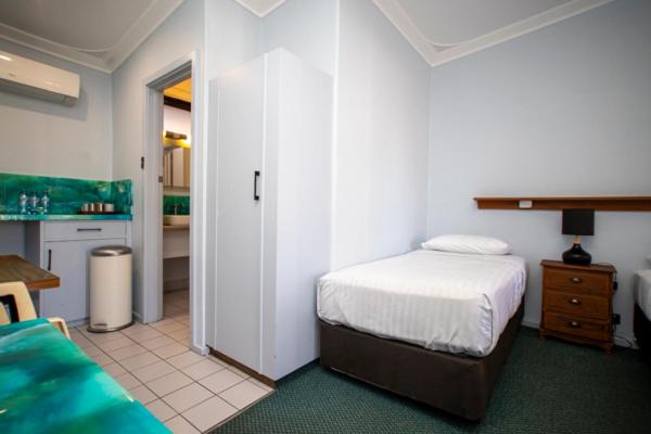 Postel nebo postele na pokoji v ubytování Manjimup Motor Inn