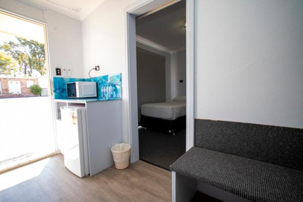 Kuchyň nebo kuchyňský kout v ubytování Manjimup Motor Inn