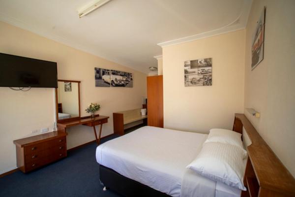 Postel nebo postele na pokoji v ubytování Manjimup Motor Inn