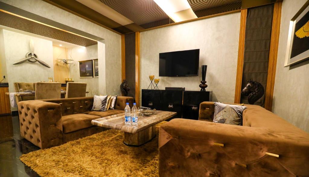 TV a/nebo společenská místnost v ubytování Pramod House Of Classics