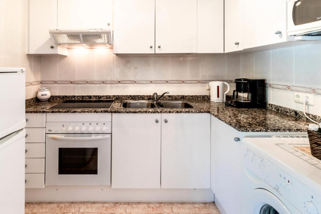Kuchyň nebo kuchyňský kout v ubytování Fener de Dalt 87 apartamento con wifi y piscina