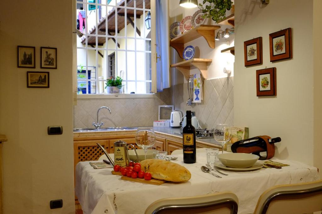 uma cozinha com uma mesa e uma garrafa de vinho em Il Loft di Cinzia&Andrea Family home in HeartOfArt em Florença