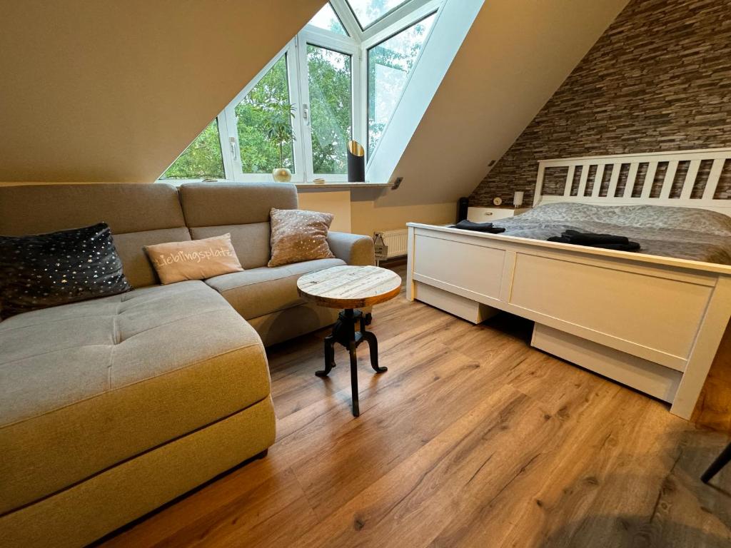 salon z kanapą i łóżkiem w obiekcie Nieman‘s Loft w mieście Emden