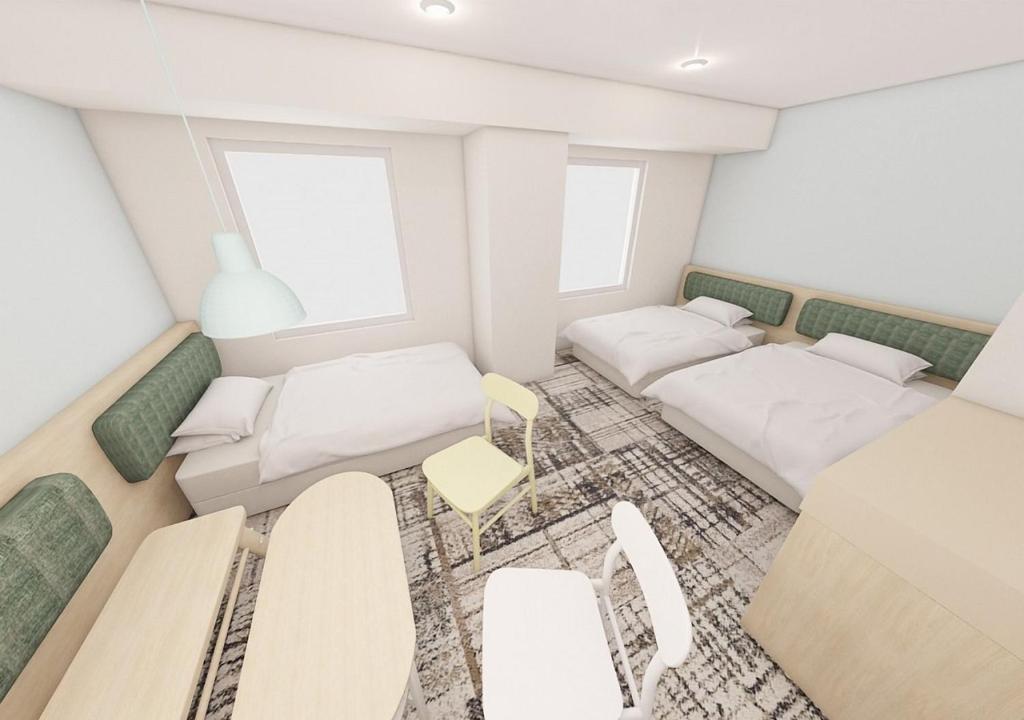 uma sala de estar com 2 camas e uma cadeira amarela em Prince Smart Inn Osaka Yodoyabashi em Osaka