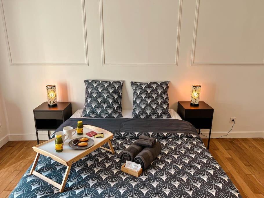 - une chambre avec un lit et une table basse dans l'établissement Le spacieux et confortable à 15min de la gare, à Valence