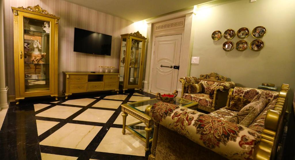 TV a/nebo společenská místnost v ubytování Pramod House Of Classics