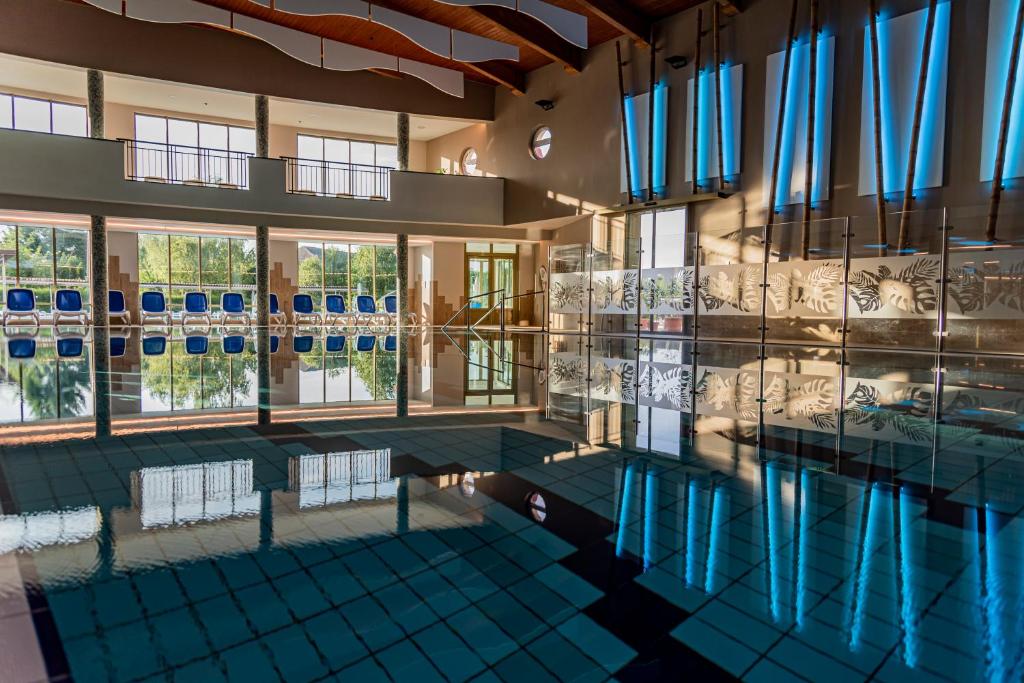 Bazén v ubytování Hotel Karos Spa nebo v jeho okolí