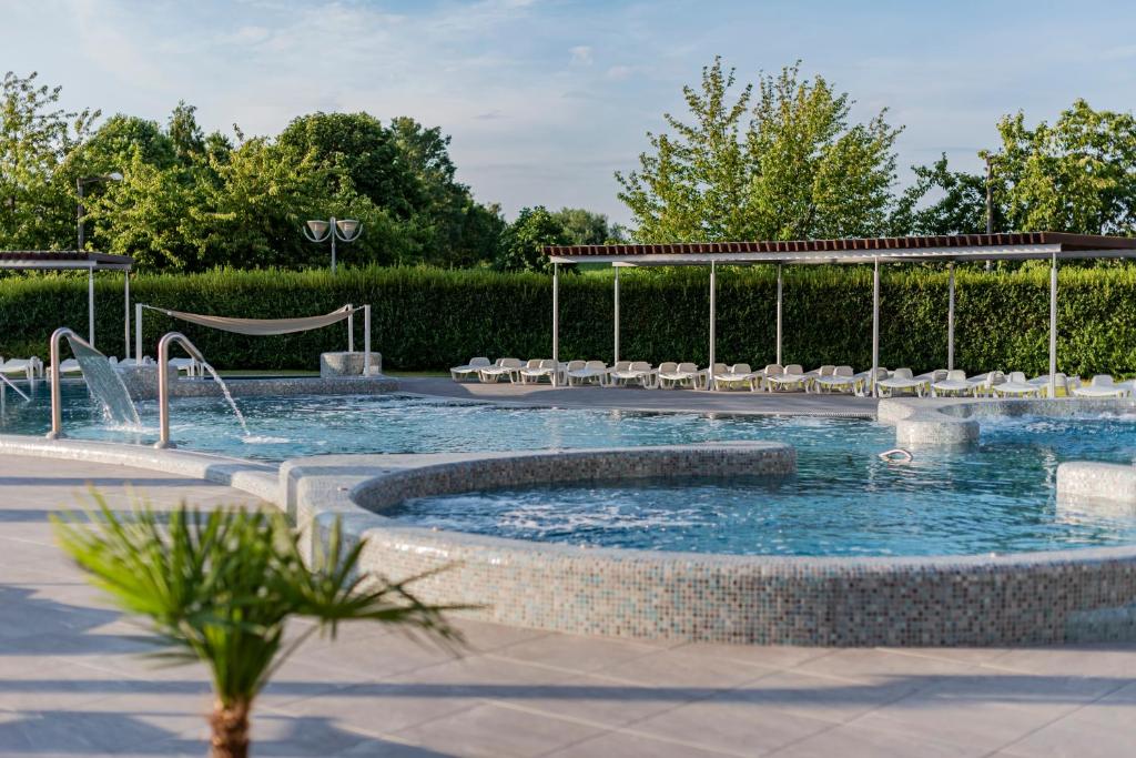 Bazén v ubytování Hotel Karos Spa nebo v jeho okolí