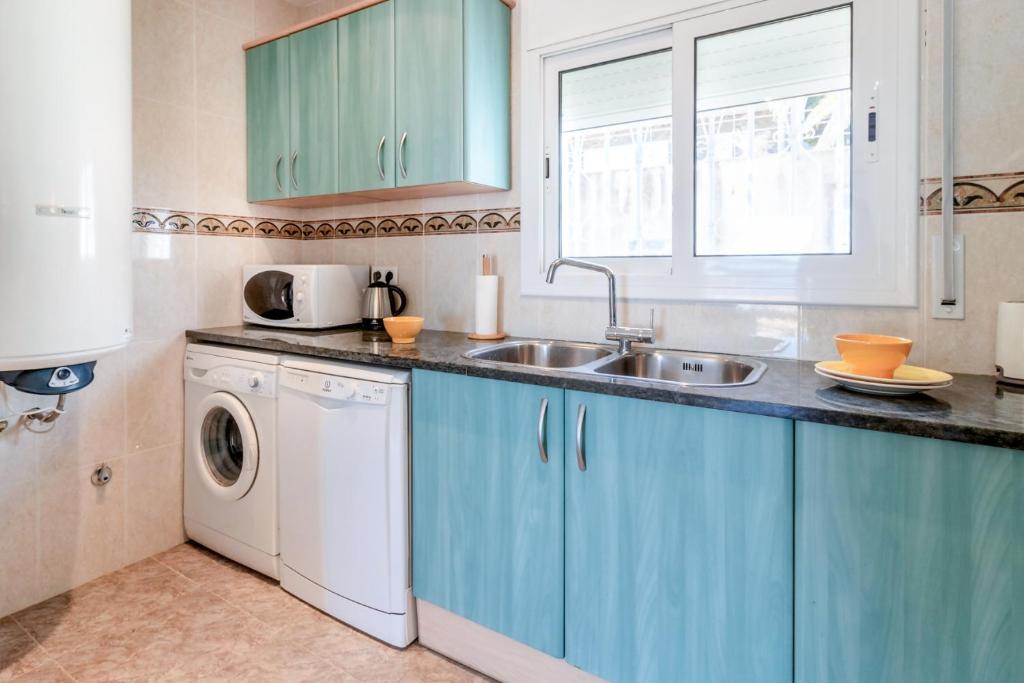 Kuchyňa alebo kuchynka v ubytovaní Fener de Dalt 89 Casa con piscina y vistas