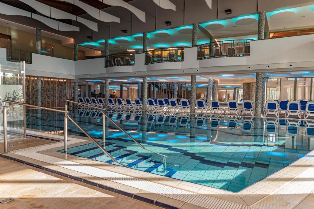 Bazén v ubytování Hotel Karos Spa nebo v jeho okolí