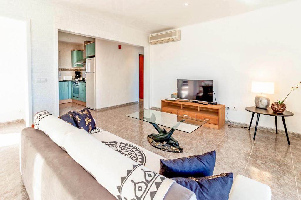 Televízia a/alebo spoločenská miestnosť v ubytovaní Fener de Dalt 89 Casa con piscina y vistas